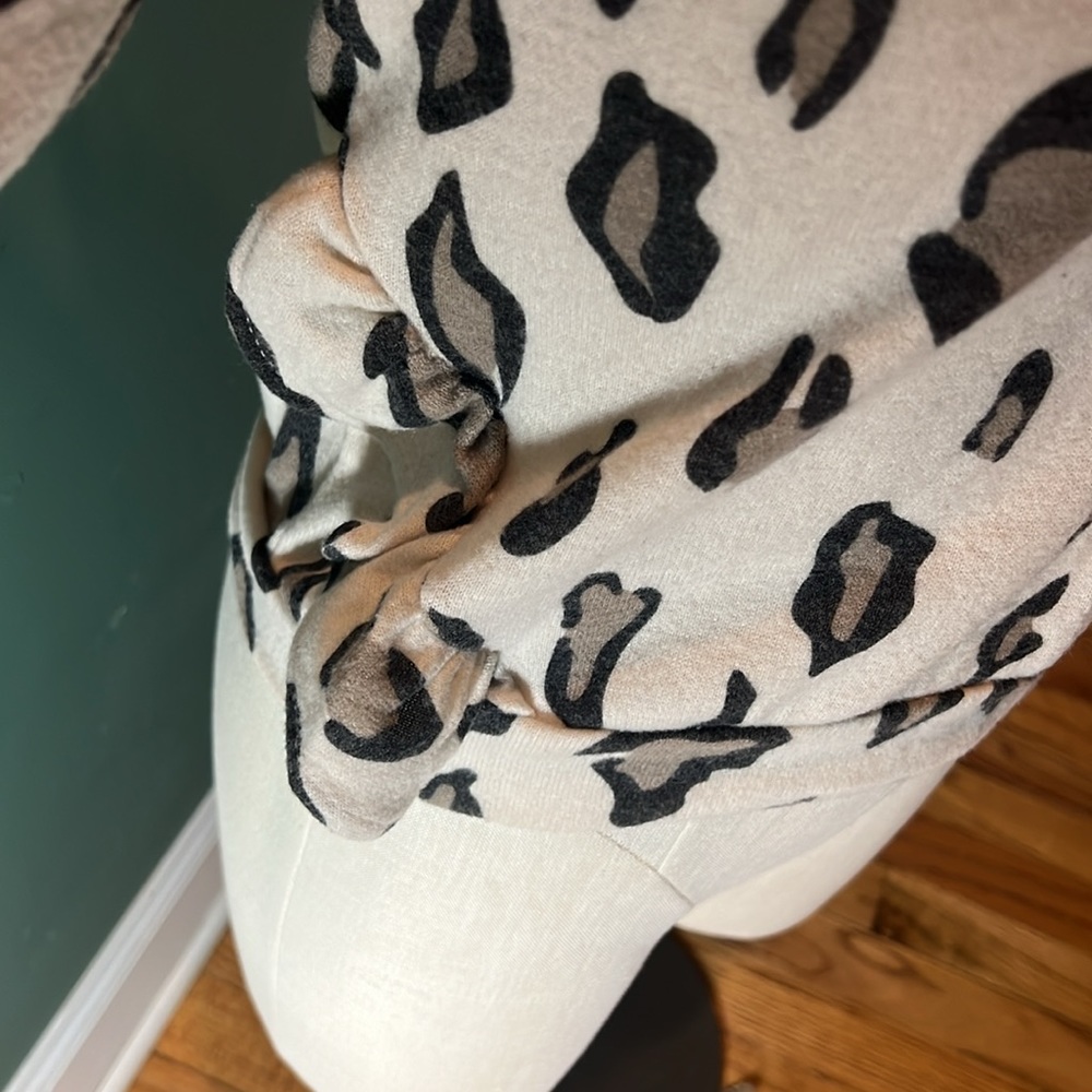 ❄️New with tag, Jessica Simpson cream animal print ruffle top.‎ Size large/12 - Picture 2 of 5